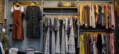 Loja de confecção com roupas expostas