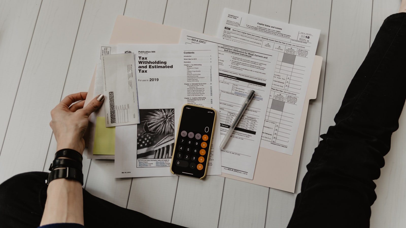 Calculadora e relatório financeiro usados para calcular comissão sobre margem de lucro