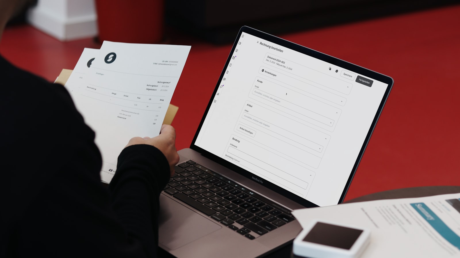 Prestador de serviço do Simples Nacional emitindo nota fiscal eletrônica no notebook