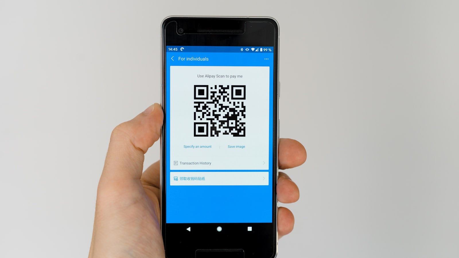 Cliente pagando com Pix via QR Code no celular no caixa de uma loja